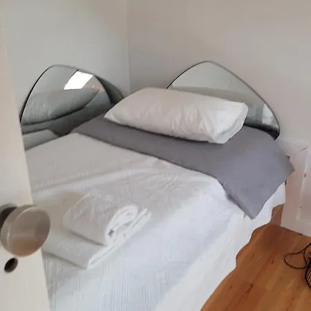 Litle Tiny In The Attic דירה *